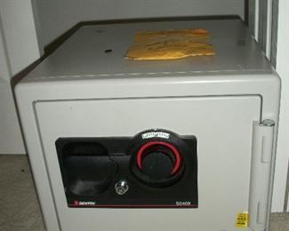 Sentry SO409 Safe with Combination and Keys