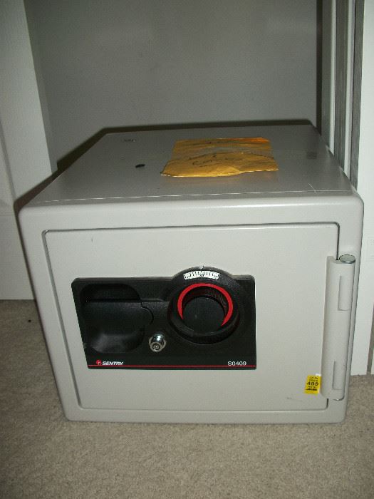 Sentry SO409 Safe with Combination and Keys