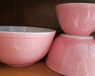 Pink Pyrex 3 piece set. Wonderful condition