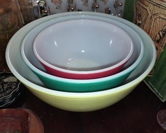 Pyrex Primary Bowl Set (Missing Blue Bowl)