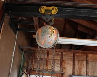 1/2 ton Yale hoist with chains (buyer must remove from i-beam)