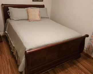 Queen size sleigh bed