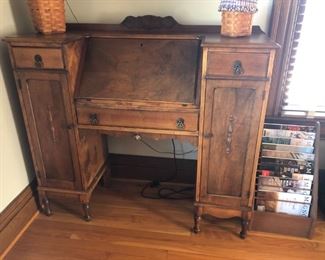 ANTIQUE DESK