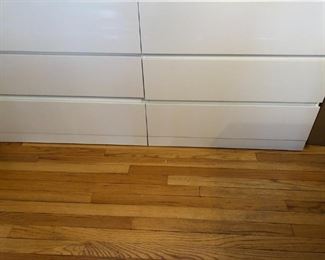 WHITE CABINET WITH DRAWERS