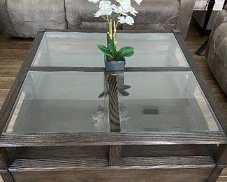 Great coffee table, has drawers on the side