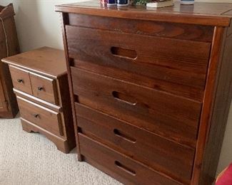 Chest of drawers
Nightstand 