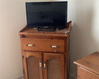 Washstand 
Element 23.6” Digital LED TV