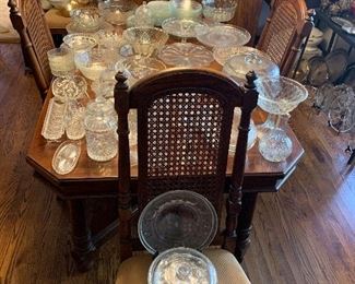 Very nice dining set with 6 chairs
