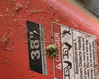 38" CUT SIMPLICITY TRACTOR WITH BRIGGS N STRATTON MOTOR