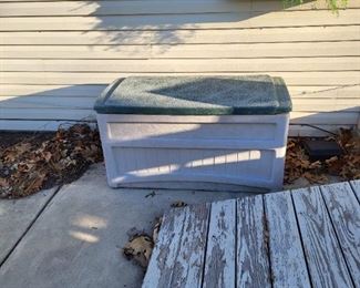 RUBBERMAID STORAGE BOX