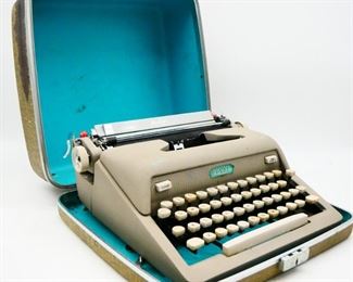 Vintage Royal Heritage Portable Typewriter w/Case