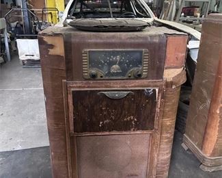 Antique Wooden RCA Victor Console Radio