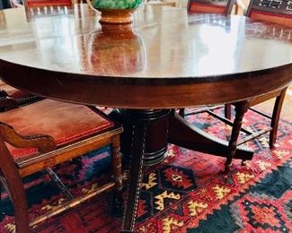 Pedestal table with 3 leaves