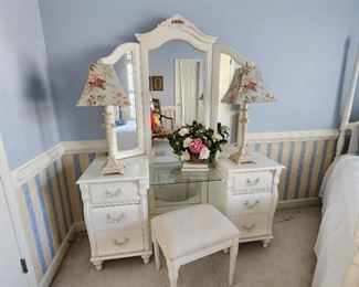 Charming Stanley Vanity with Mirror and Bench