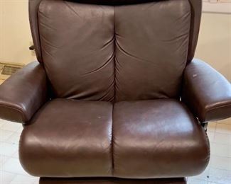 Stressless leather massage chair