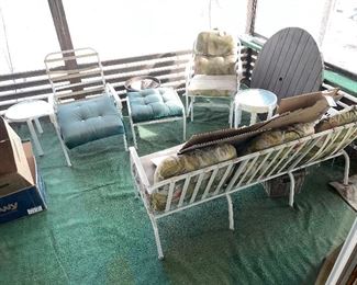 Outdoor furniture, inc round table with base