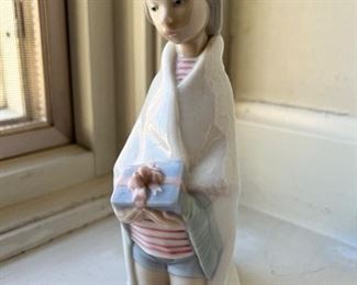 Lladro Kneeling Girl with Gift