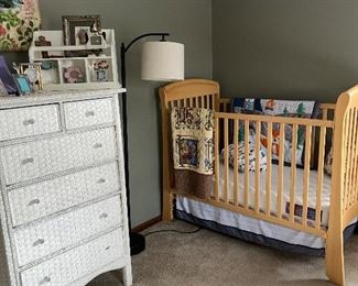 Wicker chest of drawers /baby bed