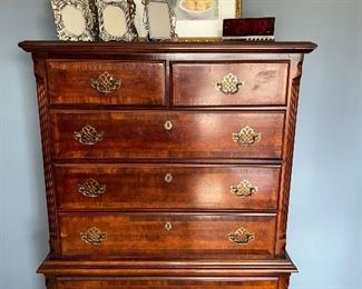 Chest of drawers 