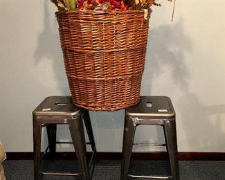 Bar stools/artificial flowers