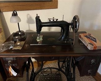 vintage New HOme sewing machine in cabinet w/top