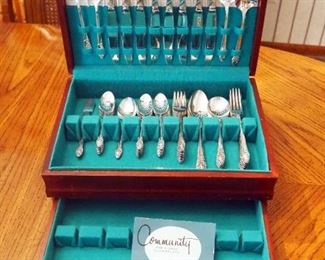 Oneida LTD Silversmiths 50 Piece Flatware Set In Felt Lined Wood Box