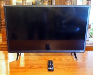 Vizio 32" Smart TV, Model D32H-J09, With Remote, Powers On