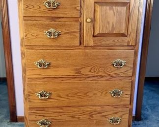 Oak 5-Drawer Gentleman's Dresser, 55.5" x 34.5" x 18"