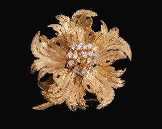 18K EN TREMBLANT GOLD & DIAMOND FLOWER PIN | Beautifully made textured gold with 16 melee diamonds. Total weight: 33.1