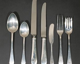 (71PC) TIFFANY & CO. PARTIAL FLATWARE SERVICE | Partial luncheon service, comprising 12 salad forks, 12 lunch forks, 16 teaspoons, 10 tablespoons, 8 butter spreaders, 10 lunch knives, 2 dinner knives, and a single serving fork; total weighable silver 90 ozt