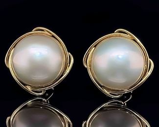 High End Estate White Mabe Pearl Button Swirl Elegant Stud Earrings in 14k Yellow Gold