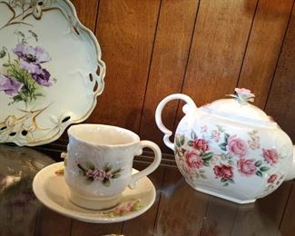 Tea Pots and Tea Cups 