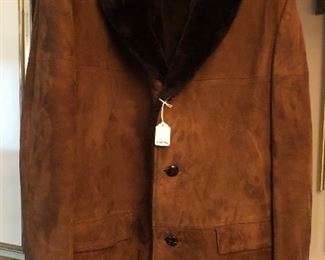 Vintage men’s brown suede coat with faux fur collar & lining (size 46)