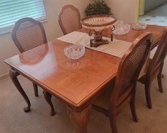 Dining Table with 6 Chairs & Leaves by Thomasville
