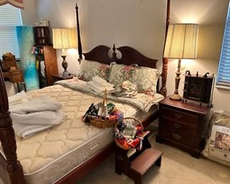 Broyhill 4-poster king bed & matching nightstands