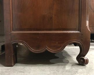 closeup of the base. Not on site, must inquire to see in person please. Dimensions and price are listed in the first photo description.