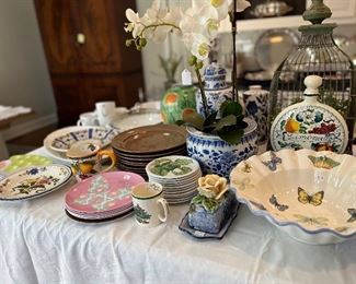 More porcelains and decorative pieces for sale during online pick up hours. Inquire about prices and we will do our best to answer.