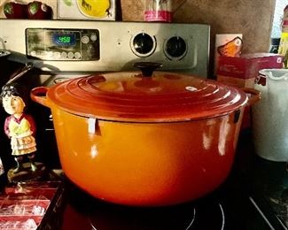 New Large Le Creuset Round Dutch Oven