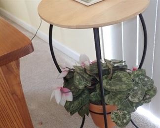 SMALL SIDE TABLE / PLANT HOLDER