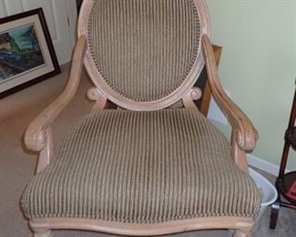 WOOD & UPHOLSTERED SIDE CHAIR