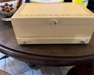 Lady Buxton jewelry box