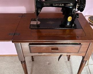 Vintage Singer Sewing machine. 1940’s with owners manual, one owner. Yes it works!!