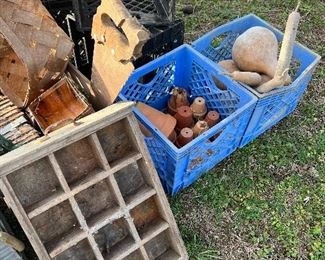 Divided drawer 
Gourds 
Mini flower pots 