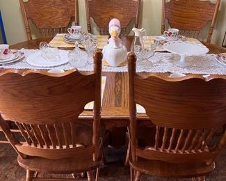 Oak table w 8 oak chairs 