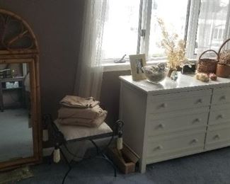 Contemporary white 6-drawer dresser