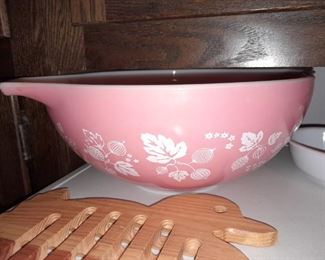 Pyrex Pink Gooseberry Cinderella Handle Bowl