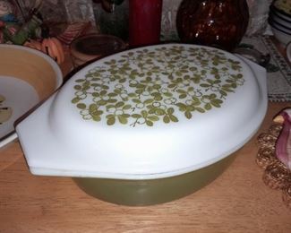 Pyrex Casserole Green & White Dish W/ Original Lid