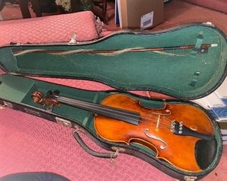 Vintage Johann Georg Kessler Violin with Case
Good condition.