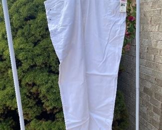 DL1961 Size 40 White Jeans  $20.00