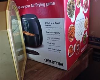 Gourmia GAF718 Digital Free Fry Air Fryer No Oil Healthy Frying  Display with 8 Presets  1700 Watt  7 Qt Basket Pan 